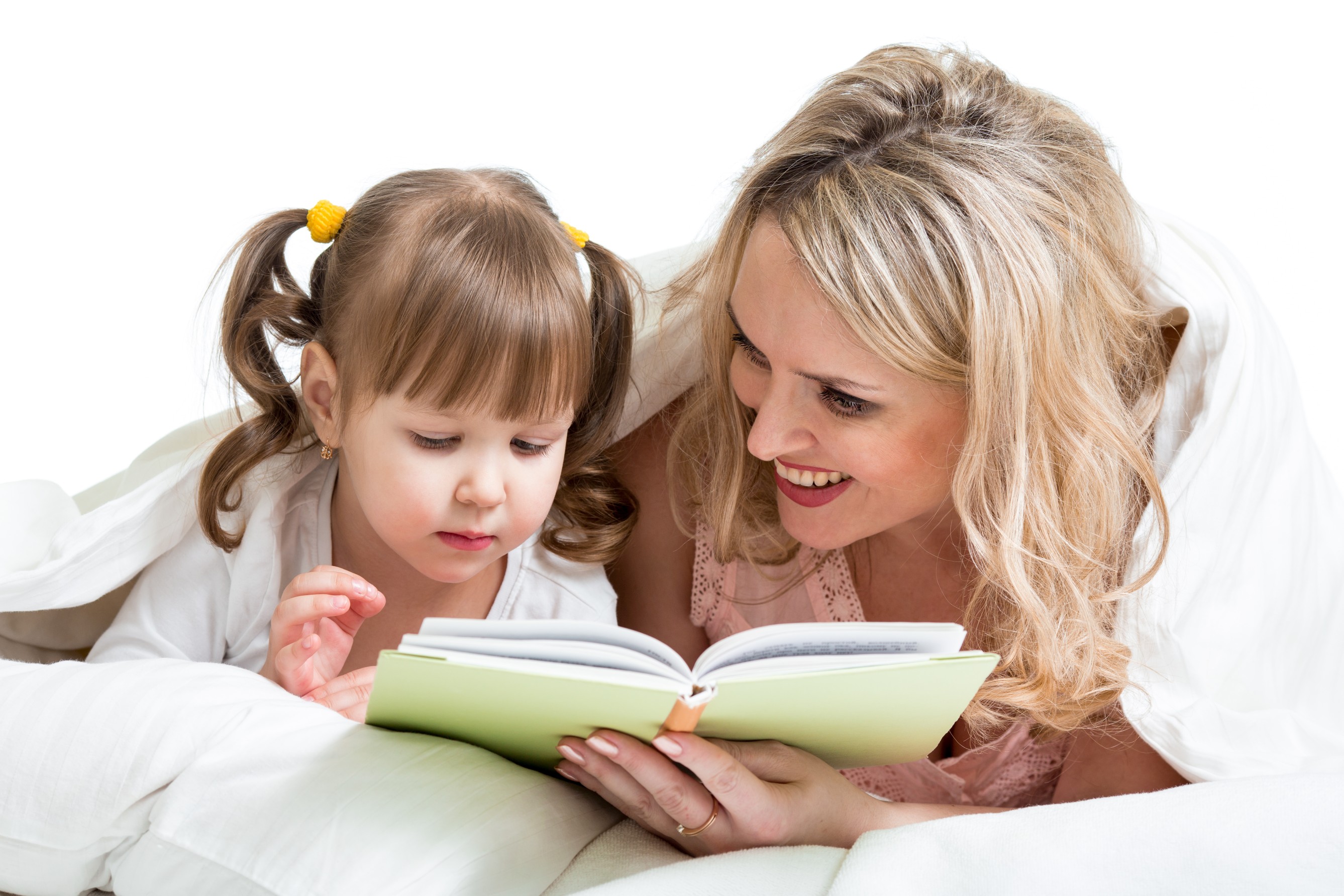 Читать мама с другом. Мама читает ребенку. Книги о маме для детей. Ребенок читает книгу. Мама читает книжку ребенку.